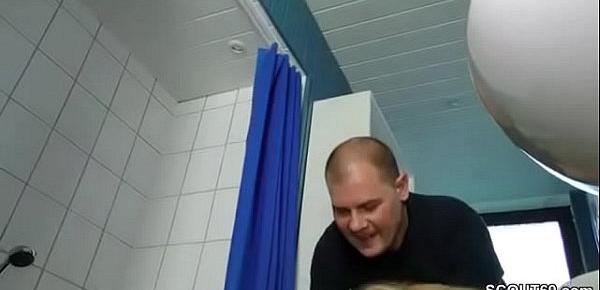 DEUTSCHE TOCHTER FICKT MIT DEM HANDWERKER ALS DIE ELTERN WEG SIND
